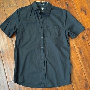 Volcom men’s button down short sleeve shirt. Classic fit   Size small.